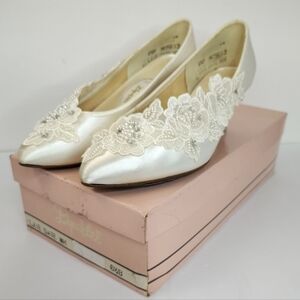 Dyeables Womens Classic Pump Shoes Ivory Embroidered Kitten Slip Ons 6.5 В READ